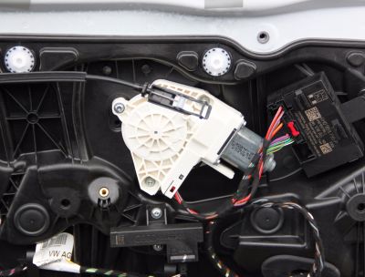 Motoras macara usa stanga spate VW Touareg (7P) 2010-2018 8K0959812A