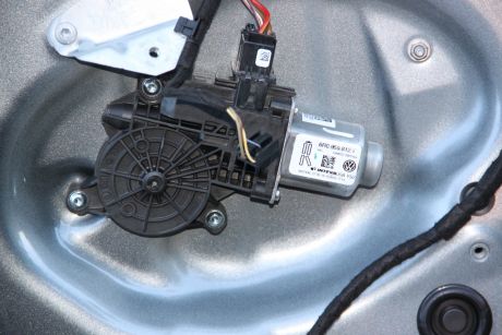 Motoras macara usa dreapta spate VW Jetta (1B) 2011-2019 6R0959812T