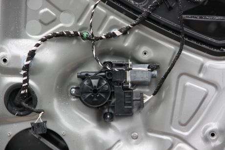 Motoras macara usa dreapta spate VW Tiguan (AD1) 2016-In prezent 5Q0959821E